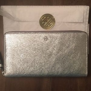 🆕NWT TORY BURCH metallic wallet in silver